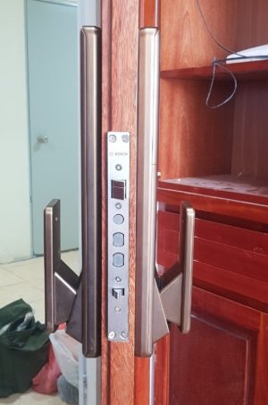 780 1 1 KHÓA CỬA VÂN TAY BOSCH FU750 EU MÀU ĐEN