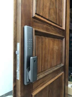 780 2 KHÓA CỬA VÂN TAY BOSCH FU750 EU MÀU ĐEN