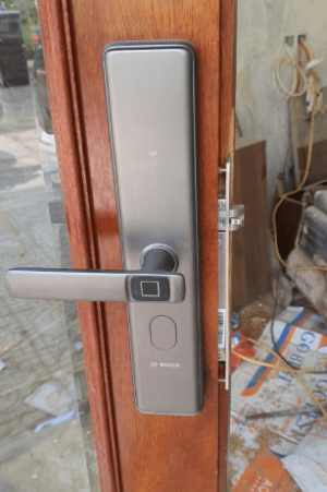 khoa van tay bosch id 30bkb 8 1 Khóa cửa điện tử Bosch ID-30BKB màu đen
