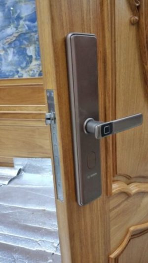 z2251030910353 1704770d5c5975a6c120ec12b00bf46e 1 Khóa vân tay Bosch ID 30B DE màu đồng