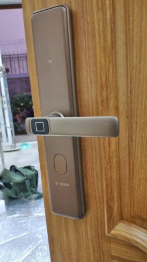 z2251030912617 4b18188a8d68831fe71dc743db856d70 Khóa vân tay Bosch ID 30B DE màu đồng